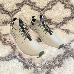 Nike Hurrache Pale Grey